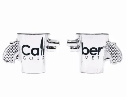 Sklenice na panáky Revolver 50 ml, 2ks Panákovky Revolver Caliber Gourmet o objemu 50 ml jsou perfektním dárkem pro milovníky zbraní. 2 kusy v balení.